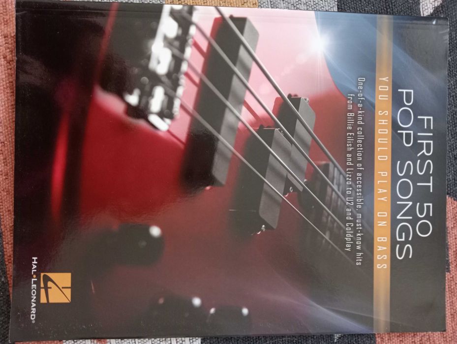 Baixo, amplificador e acessórios