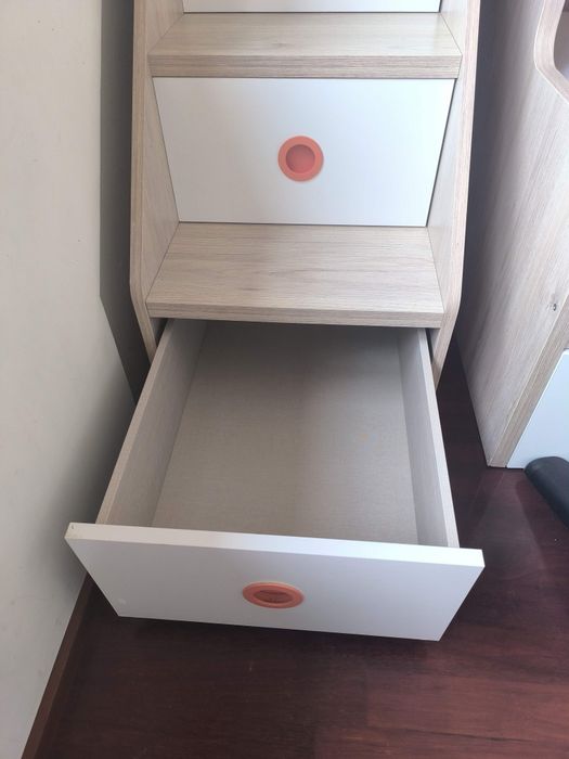 Beliche infantil com espaço de arrumação e escadas seguras