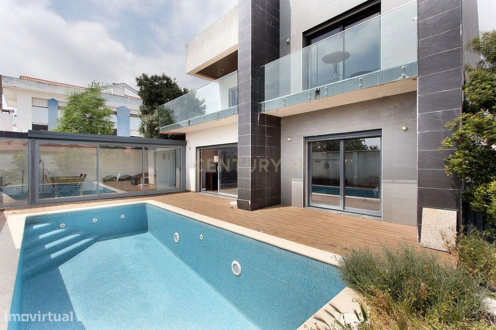 Moradia Isolada T4 Moderna com Piscina Privada, Jardim e Garagem Ampla