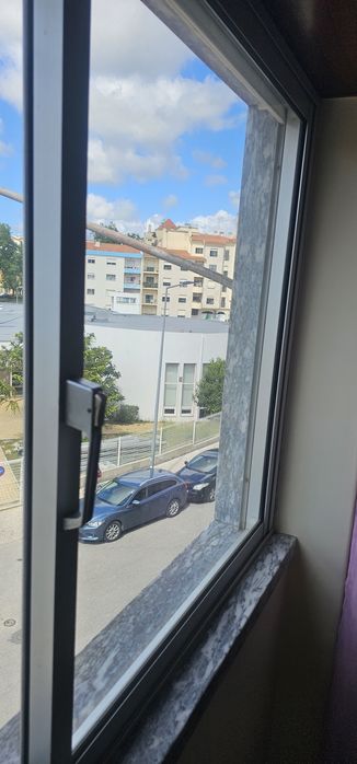 Vendo janelas e portas em alumínio completas.