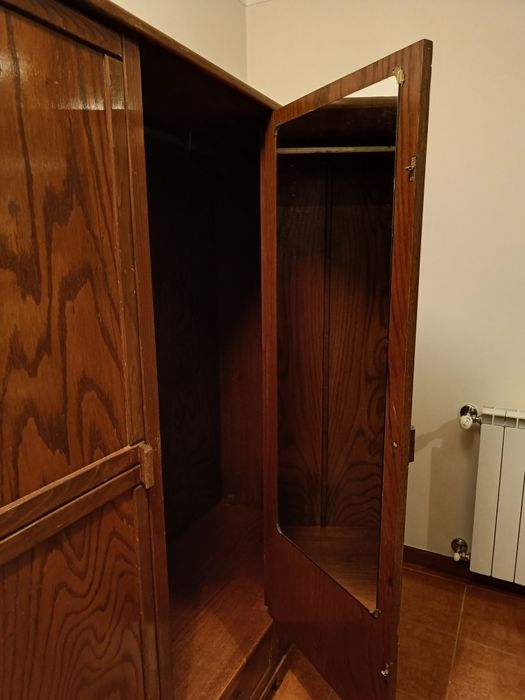 Armário em madeira de castanho com 3 portas e 3 gavetas