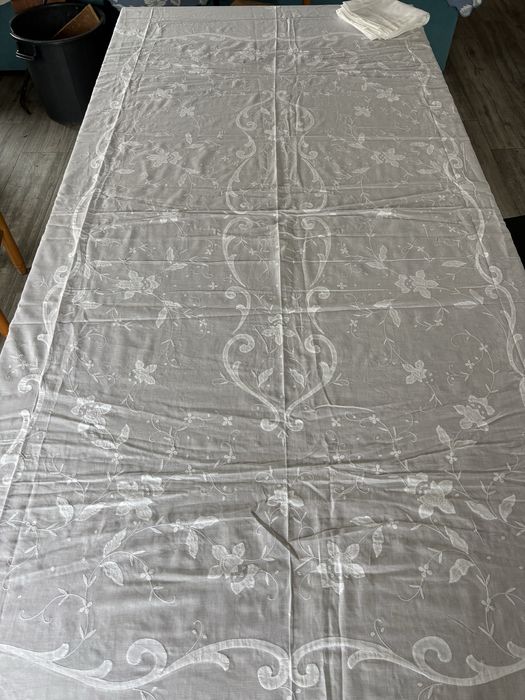 Toalha de mesa em voile de algodão bordada à mão e 12 guardanapos