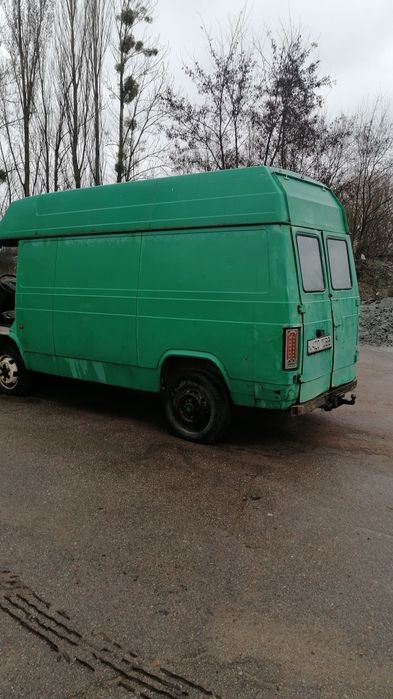 Бус вантажний Ніссан Трейд