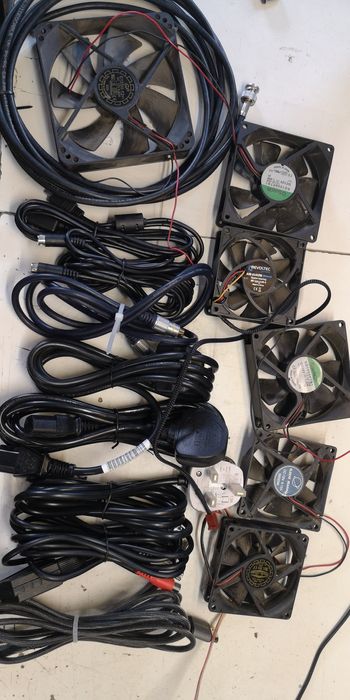 Przewody do komputera z wtyczką angielską i wiatraki