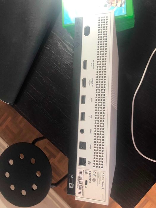 Xbox One S 1T com comando e jogos