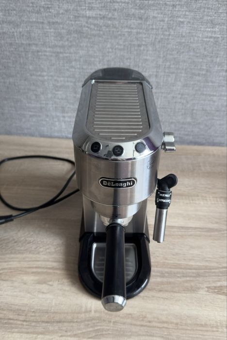Ріжкова кавоварка DELONGHI Dedica EC685.М