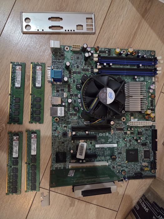 Zestaw serwerowy Intel S3200SH + Xeon? + 4GB RAM + 5x Kieszeń HDD