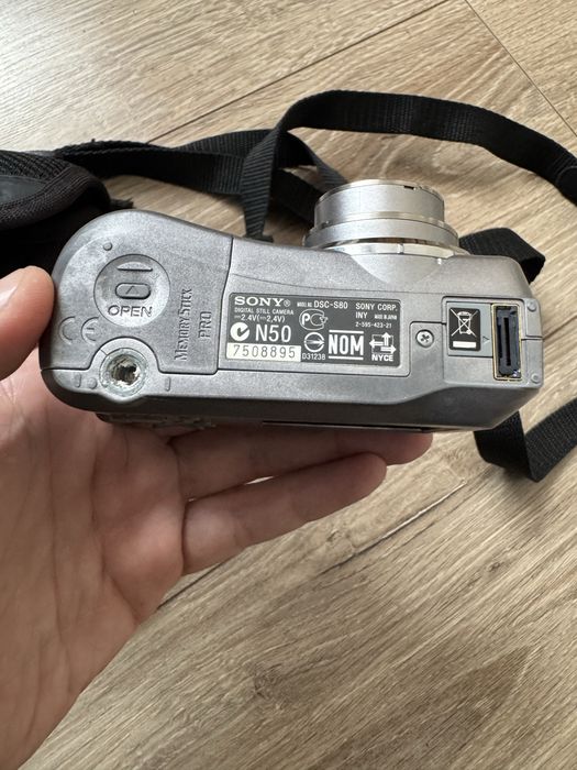 Sony syber-shot DSC-S80