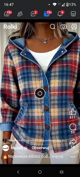 Koszula damska w kratkę z kapturem.