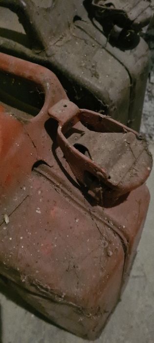 Kanistry  metalowe,  20 L. różne