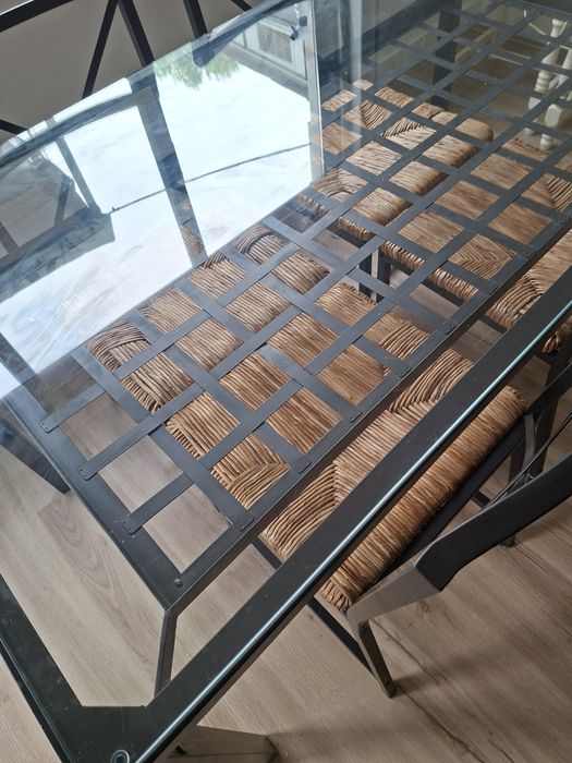 Mesa com 4 cadeiras (para despcupar)