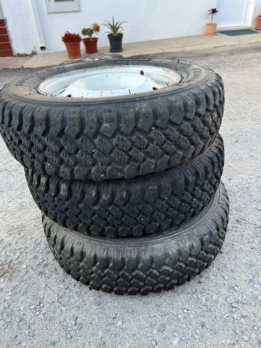 Pneus cardados com jantes 13