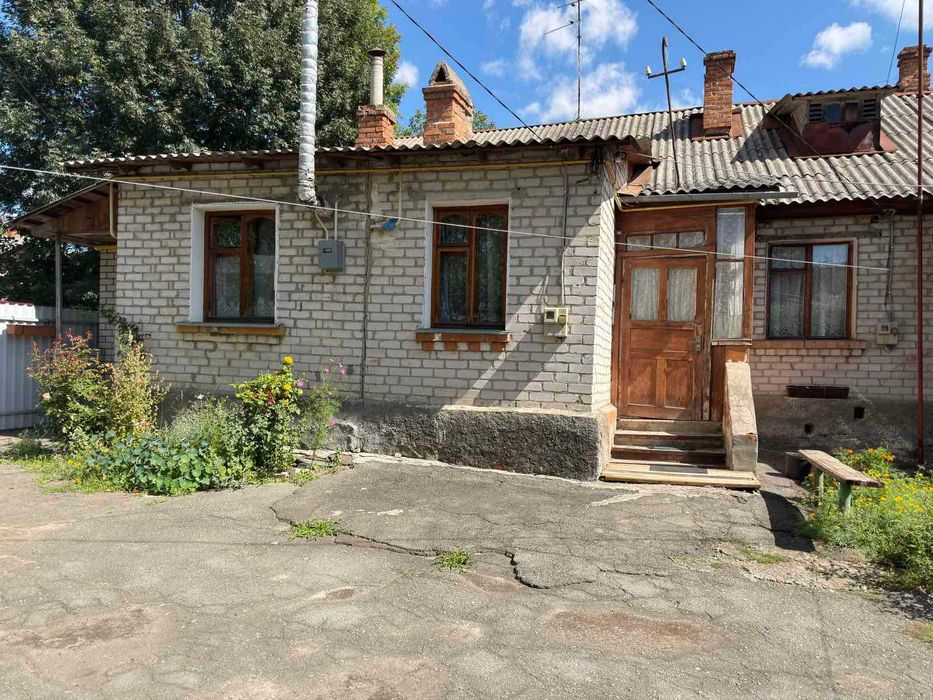 Продам будинок з ділянкою в центрі