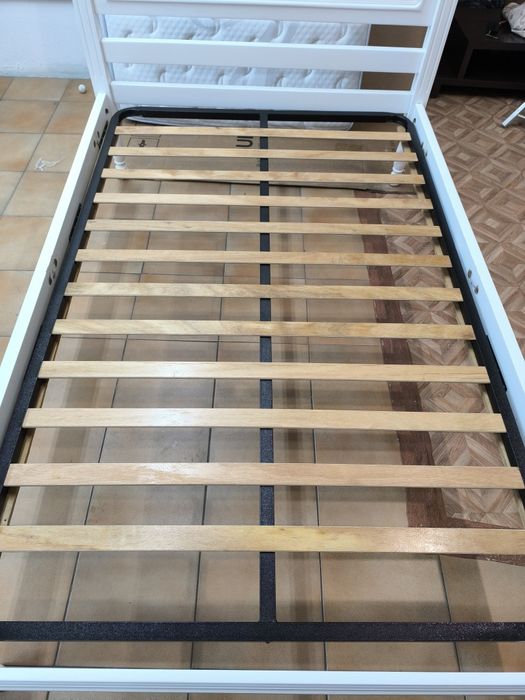 Cama branca com colchão 130 x 197