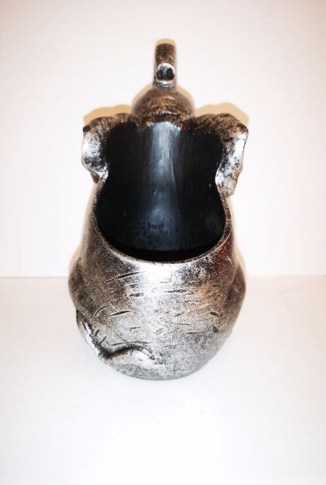 Słoń z pojemnikiem