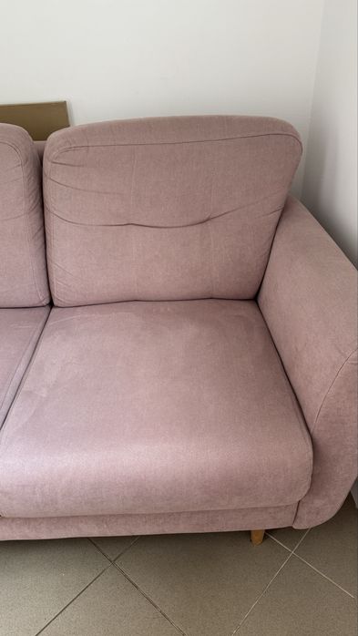 Różowa sofa dwuosobowa
