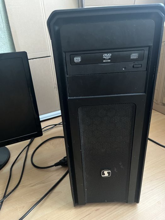 Komputer stacjonarny z monitorem
