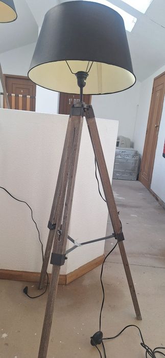 Candeeiros de pé em madeira