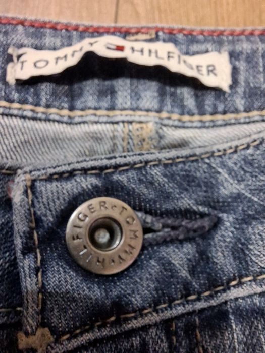Kultowe jeansy Tommy Hilfiger Bootcut Flare
