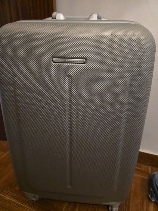 Mala de viagem prateada