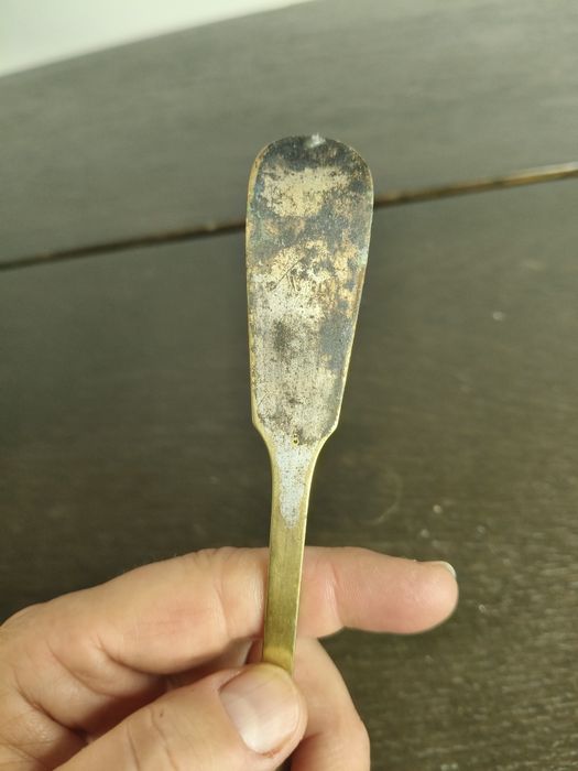 Stary widelec z monogramem B , podkową i koroną ²⁰⁴