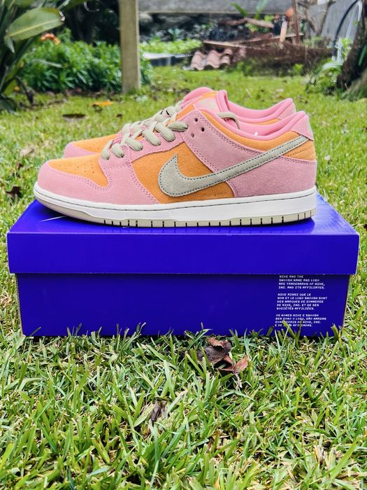 Nike SB Dunk Low Pro “Red Stardust”