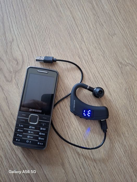 Samsung  GT-S5610 + наушник новий