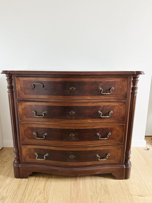 Conjunto de cómoda+ mesa de cabeceira em madeira maciça — 150€