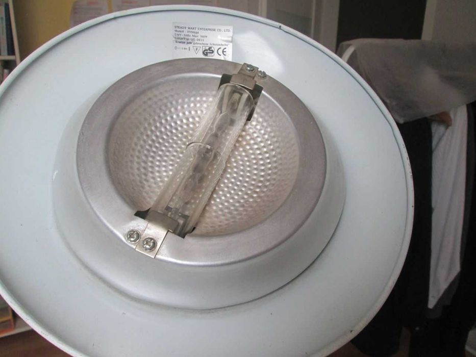 Lampa podłogowa z funkcją ściemniania