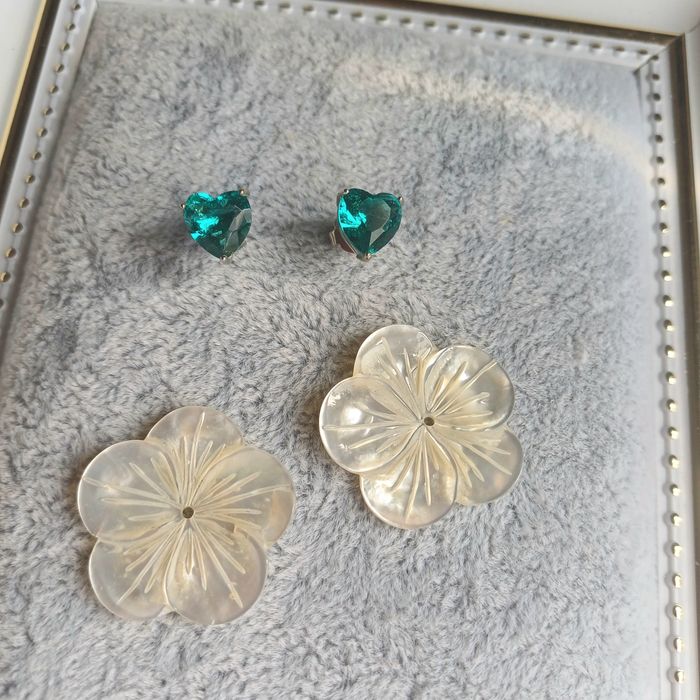 Brinco de coração em zirconia verde turmalina banhada a ouro branco no aço inoxidável