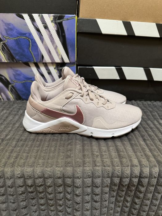 Кросівки жіночі Nike Legend Essential 2 39(25см) оригінал