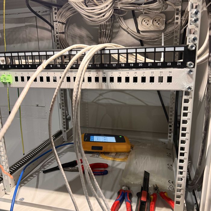 Sieci przewodowe i bezprzewodowe IT/OT podłączanie maszyn HPE CISCO