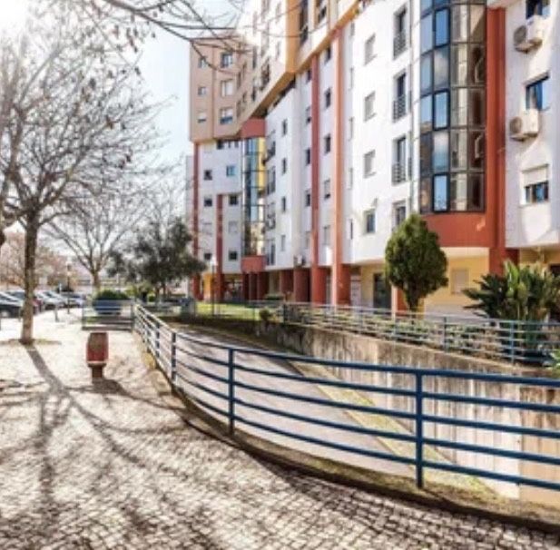 Arrenda-se Garagem - Lumiar/Lambert/Parque Europa