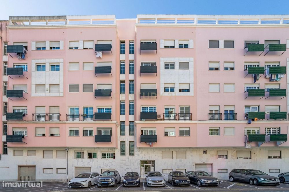 Apartamento T3 em Prior Velho com garagem