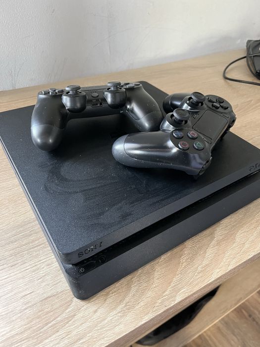 PS 4+2 джойстика, HDMI кабель, кабель для зарядки джойстиків