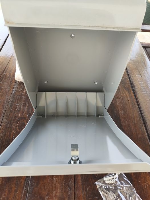 Caixa de correio em metal - nova, nunca usada