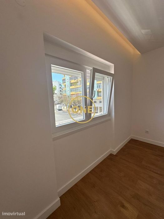 T2 Baixa da Banheira Totalmente Remodelada