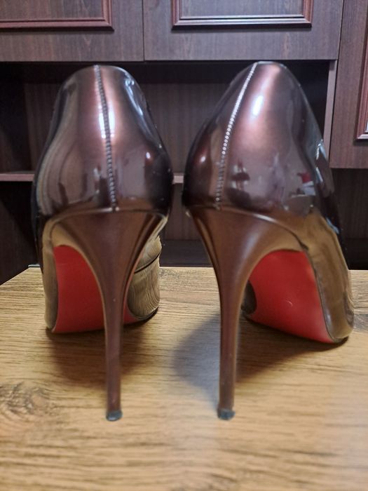 Жіночі  лабутени