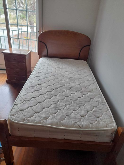 Conjunto de Quarto em Madeira Maciça
