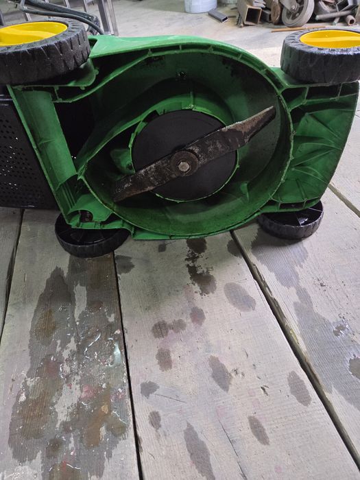 Електро газонокосилка