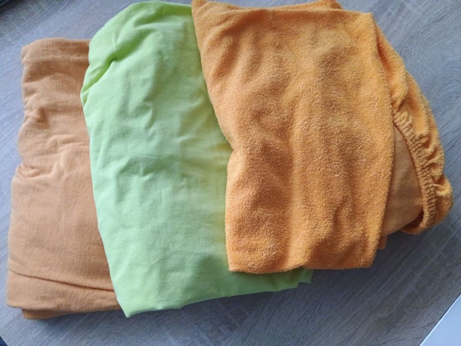 Dwa prześcieradła do łóżeczka