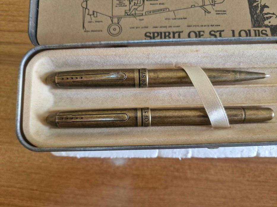 Conjunto de Canetas Comemorativo "Spirit of St. Louis" — Caneta de Tinta Permanente + Esferográfica — Caixa em Lata