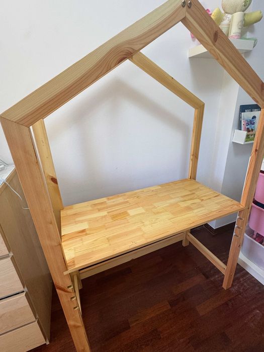 Secretária de criança regulável em altura em madeira de pinho