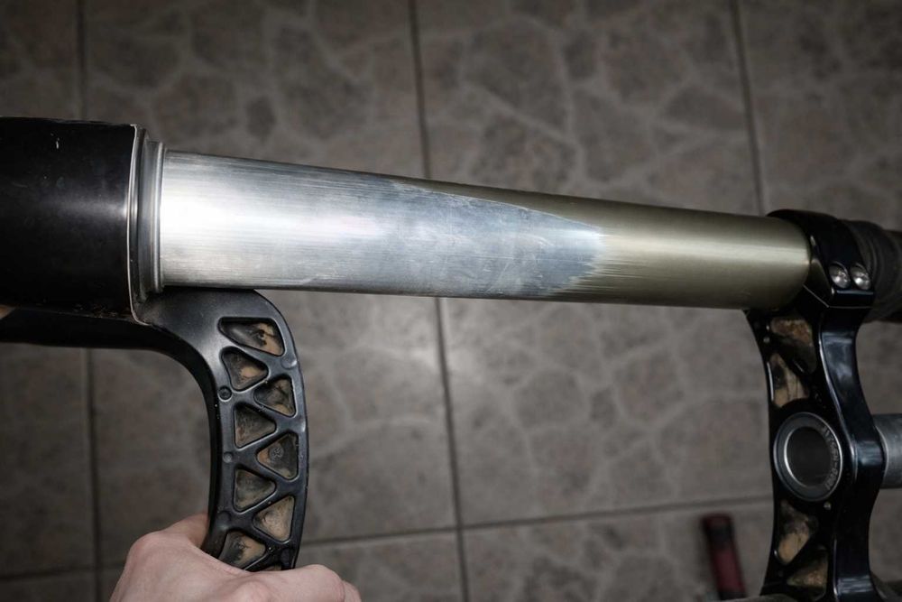 Двухкоронна велосипедна вилка FOX 40, потерті ноги.