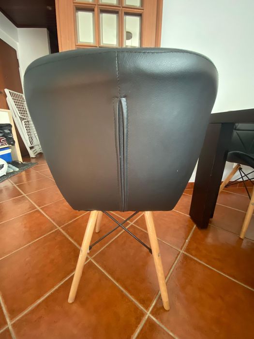 Conjunto de 6 cadeiras – 250€