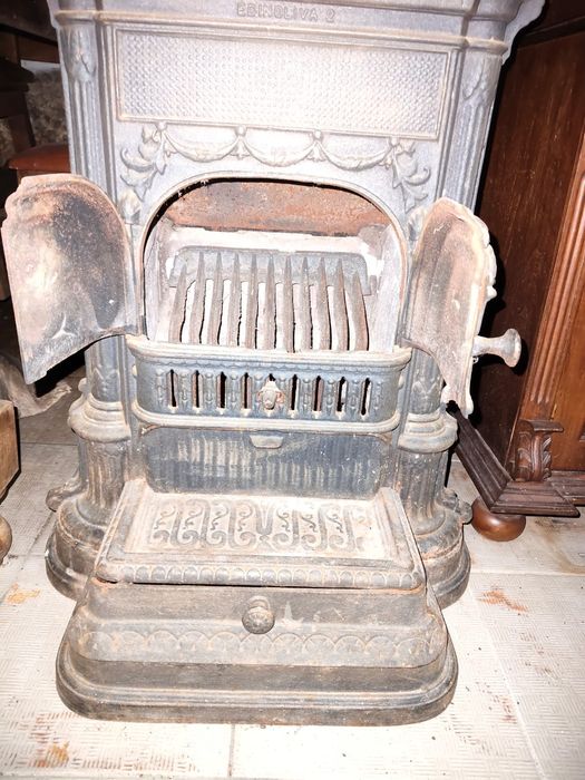 Salamandra antiga em ferro fundido