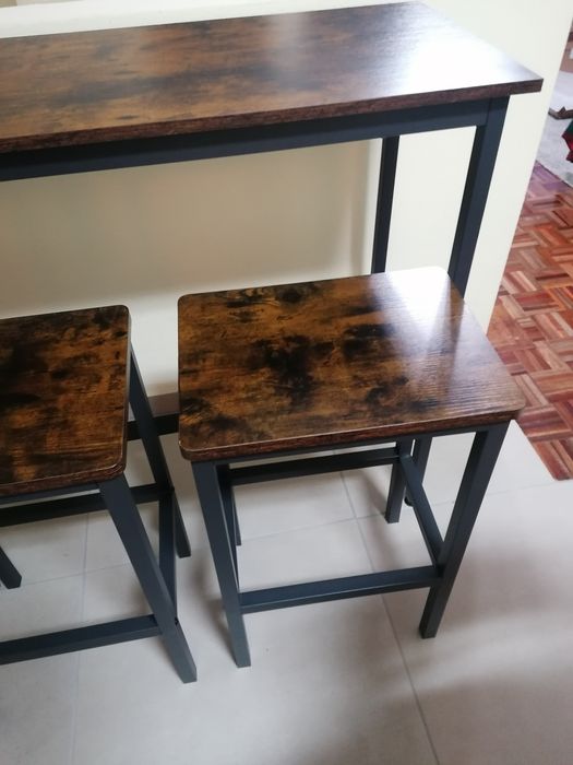 Mesa alta com dois bancos
