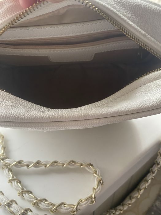 Кросбоді біла Gucci Soho Bag з тисненним логотипом GG