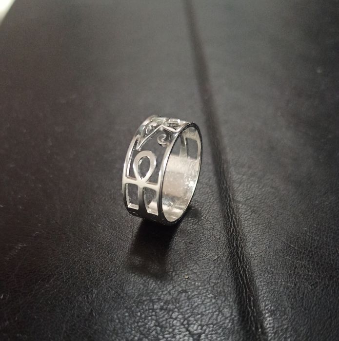 Серебристое красивое кольцо на подарок