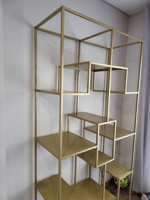 Estante Dourada Design Moderno – Peça Decorativa Elegante